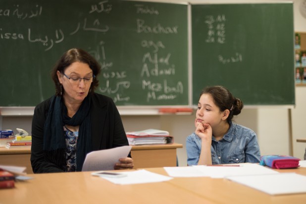 Deutschen Übersetzerfond Schreib- und Übersetzungs-Projekt im Schiller-Gymnasium In zwei Sprachen Larissa Bender und Andrea Karime © (c) Thekla Ehling , Koernerstrasse 6-8 , 50823 Koeln , Germany , mobil+49(0)1777635242 , http://www.thekla-ehling.de , t.ehling@netcologne.de Verwendung nur gegen Honorar + MwSt und Beleg. Urhebernennung wird verlangt. Keine Rechte Dritter verfuegbar, es gelten die Allgemeinen Geschaefts Bedingungen